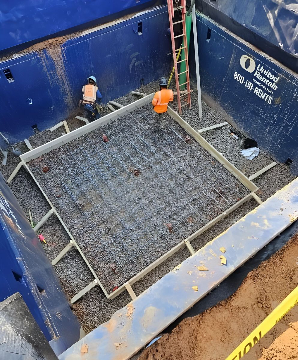 Cimentación comercial con acero de refuerzo en preparación por el equipo de Artistic Dreams Concrete