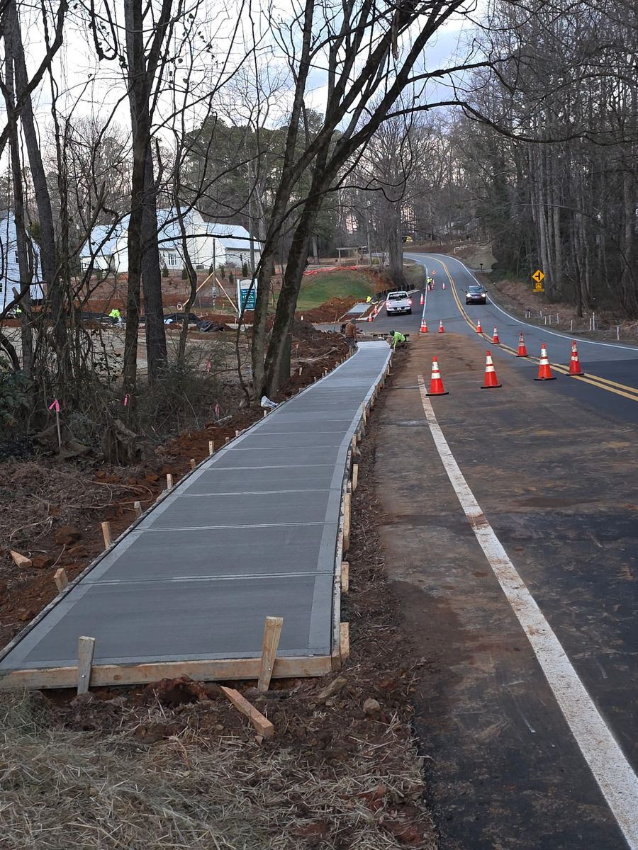Otro proyecto terminado: Banqueta pública recién terminada junto a vialidad